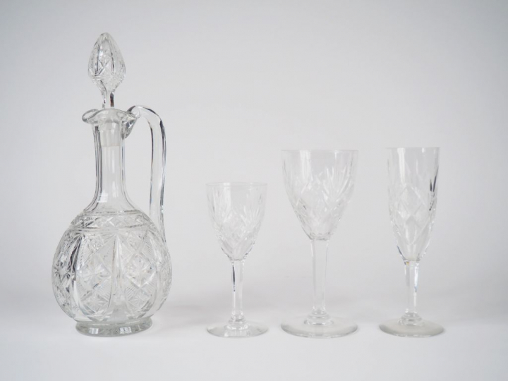 SAINT LOUIS. Partie de service de verres en cristal taillé, comprenant