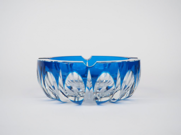 SAINT LOUIS.  Cendrier en cristal bicolore. Signé. Diam. : 17,5 cm.