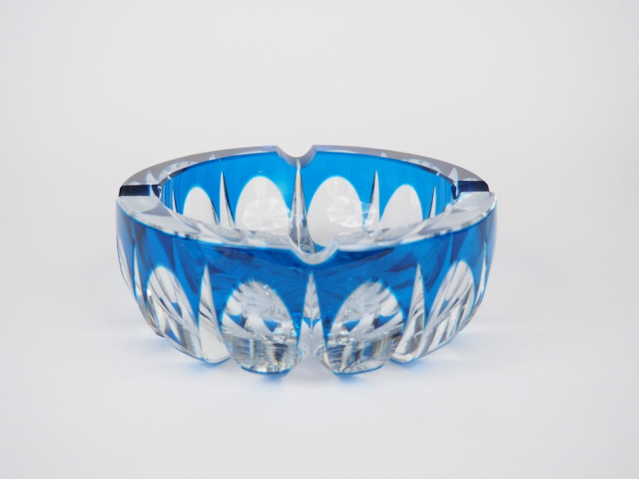 SAINT LOUIS.  Cendrier en cristal bicolore. Signé. Diam. : 17,5 cm.