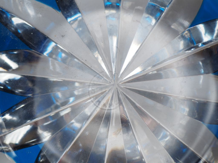 SAINT LOUIS.  Cendrier en cristal bicolore. Signé. Diam. : 17,5 cm.