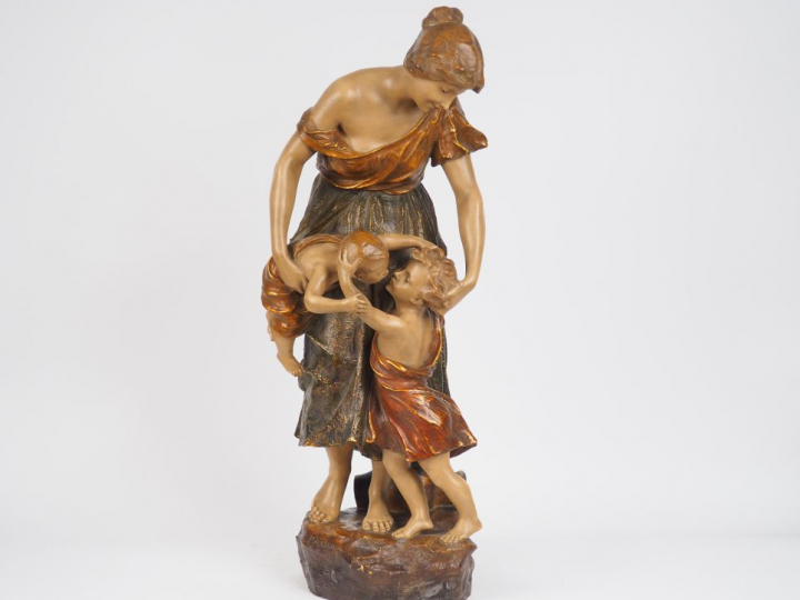 Luca MADRASSI. 'Mère et ses enfants'. Sculpture en stuc polychrome. Si