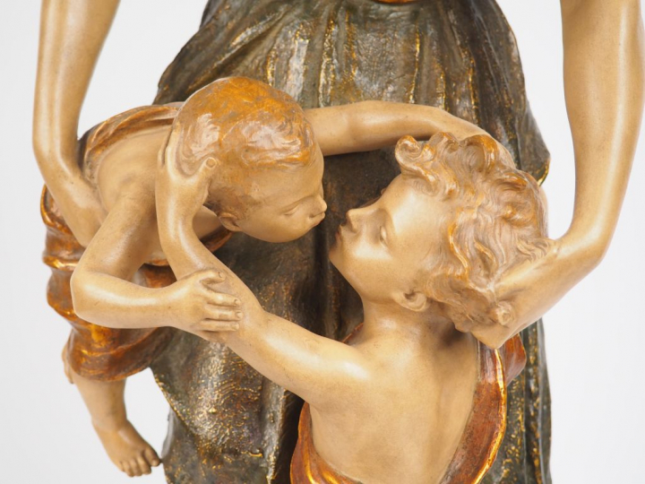 Luca MADRASSI. 'Mère et ses enfants'. Sculpture en stuc polychrome. Si