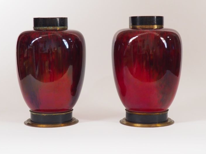 Paire de pots couverts en céramique sang de bœuf (Sèvres), monture en 