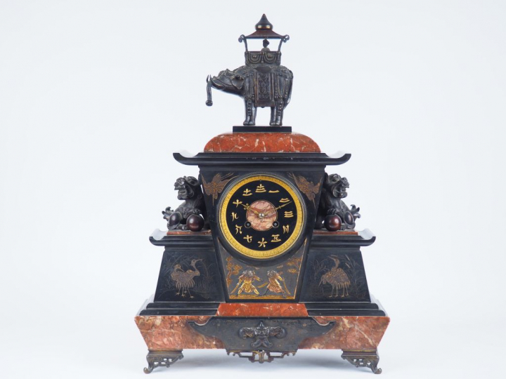 Pendule Napoléon III de style Extrême-Orient en bronze et marbre bicol