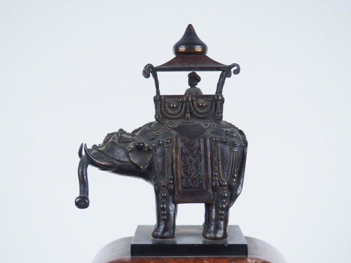 Pendule Napoléon III de style Extrême-Orient en bronze et marbre bicol