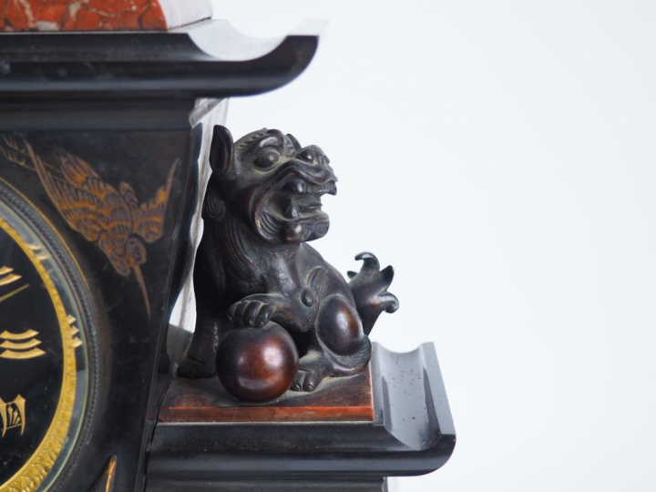 Pendule Napoléon III de style Extrême-Orient en bronze et marbre bicol