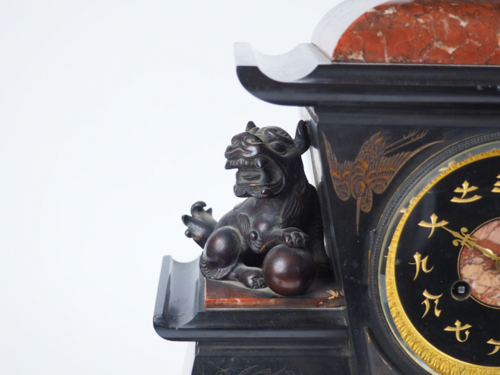 Pendule Napoléon III de style Extrême-Orient en bronze et marbre bicol