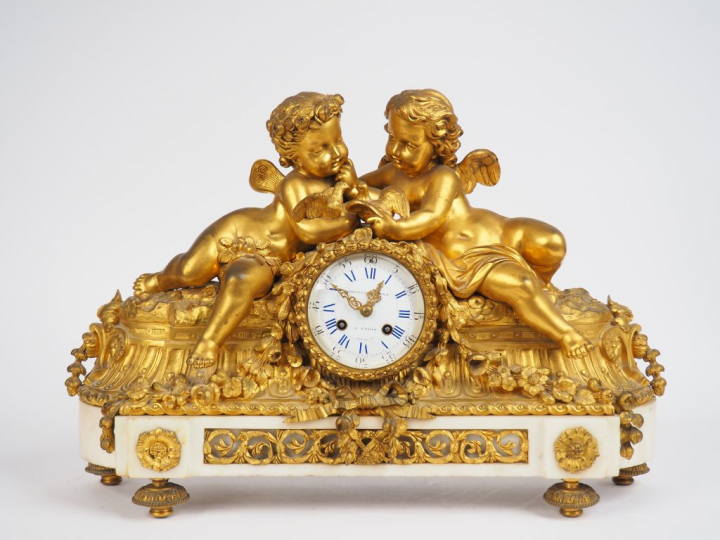 Pendule Napoléon III de style Louis XVI en bronze et marbre blanc, à d