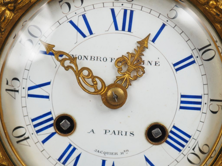 Pendule Napoléon III de style Louis XVI en bronze et marbre blanc, à d