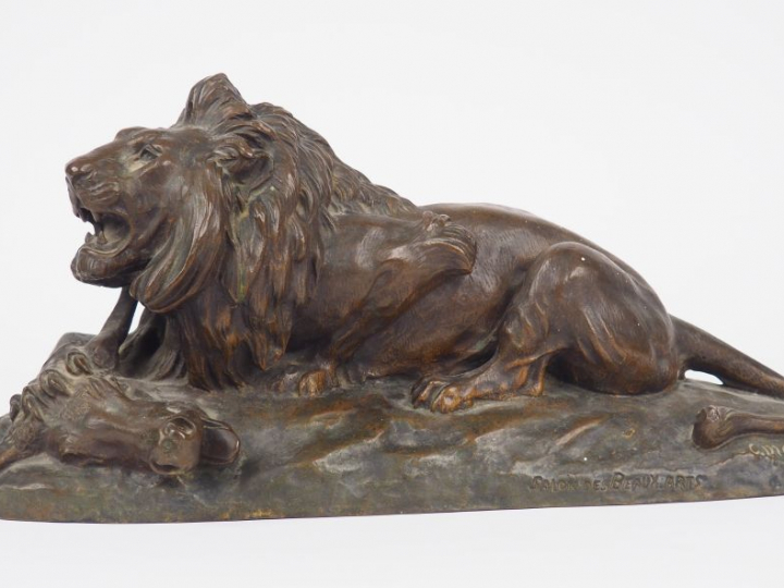 Clovis Edmond MASSON. 'Lion dévorant un buffle'. Sculpture en bronze à