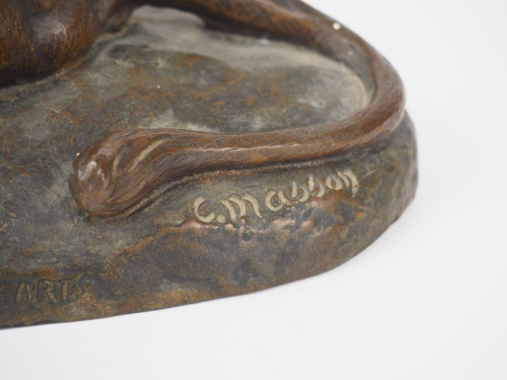 Clovis Edmond MASSON. 'Lion dévorant un buffle'. Sculpture en bronze à