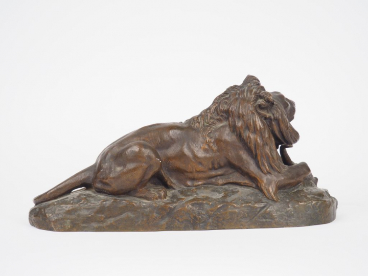 Clovis Edmond MASSON. 'Lion dévorant un buffle'. Sculpture en bronze à
