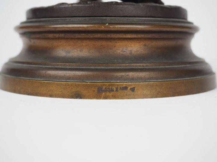 Pierre OGÉ. 'La fileuse'. Sculpture en bronze à patine brune, signée. 