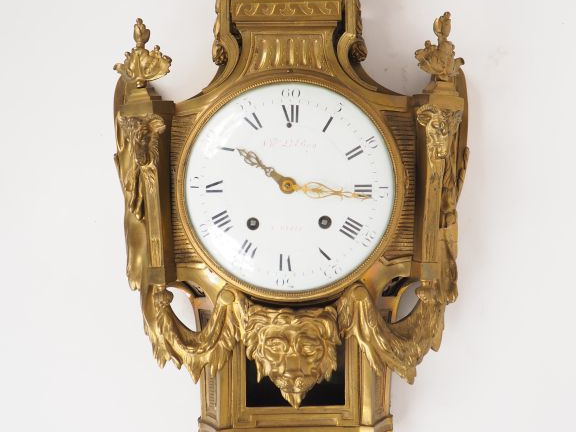 Cartel d'applique Louis XVI en bronze à décor de vase Médicis, de guir