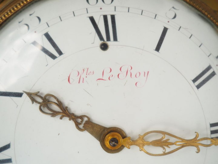 Cartel d'applique Louis XVI en bronze à décor de vase Médicis, de guir