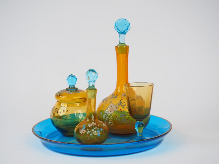 Service de nuit 1900 en verre émaillé à décor de fleurs sur fond bleu 
