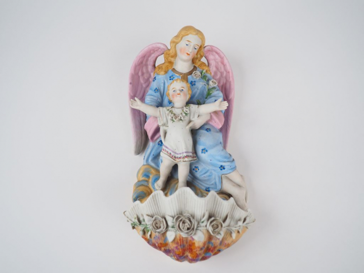 Bénitier 1900 en biscuit polychrome à décor d'archange et d'enfant Jés