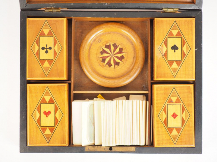 Boite à jeux XIXème en marqueterie à décor de cartes et de rosaces, av