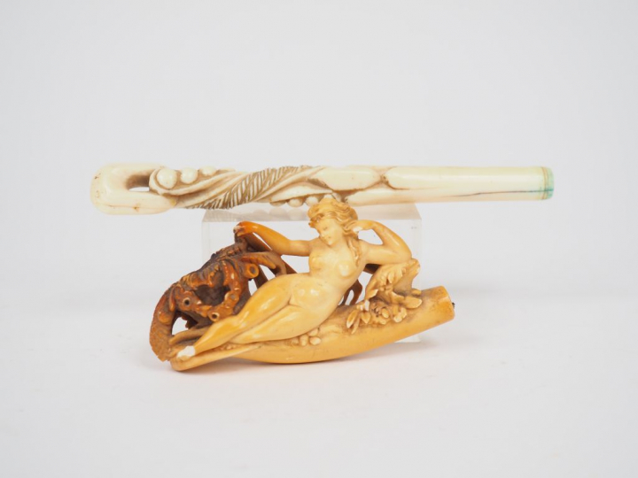 Manche d'ombrelle en ivoire sculpté (L. : 15 cm) et pipe en écume de m