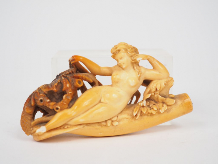 Manche d'ombrelle en ivoire sculpté (L. : 15 cm) et pipe en écume de m