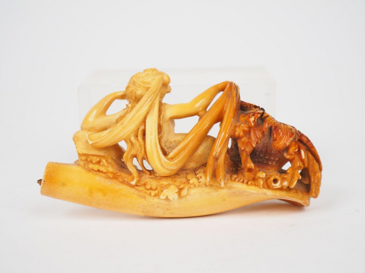 Manche d'ombrelle en ivoire sculpté (L. : 15 cm) et pipe en écume de m