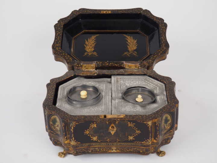 Boite à thé Napoléon III de style Extrême Orient en bois peint à décor