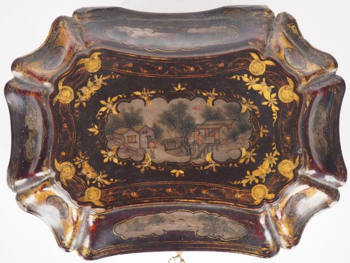 Boite à thé Napoléon III de style Extrême Orient en bois peint à décor