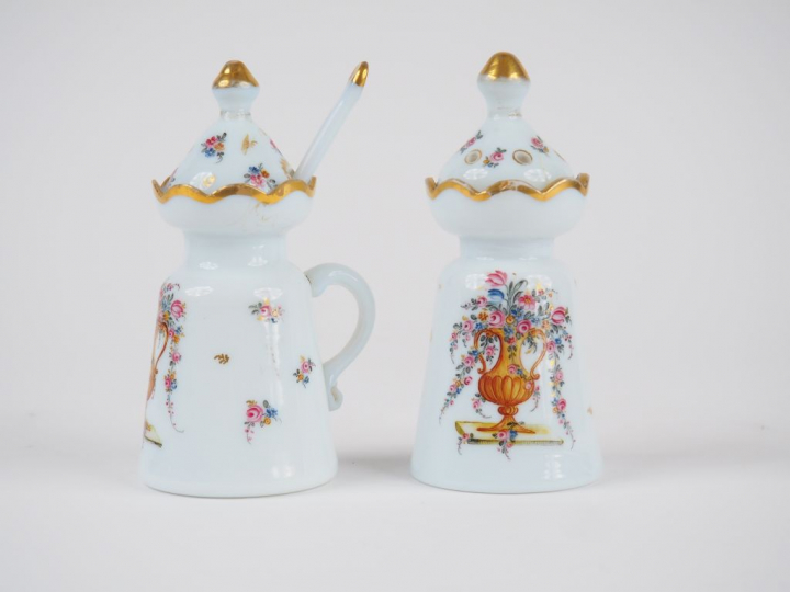 Sucrier et saupoudroir fin XVIIIème début XIXème en verre opalescent s