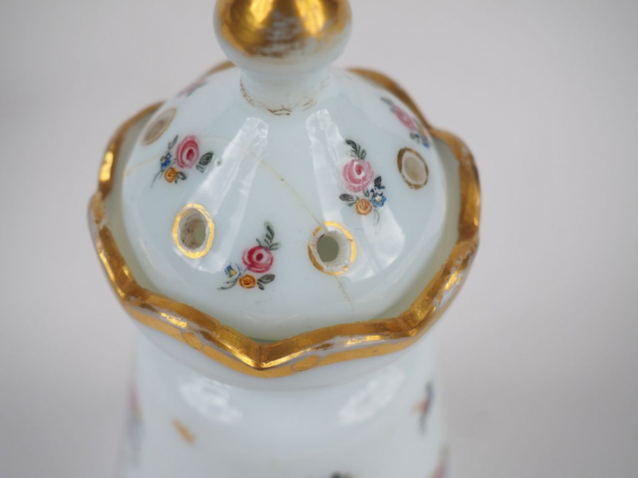 Sucrier et saupoudroir fin XVIIIème début XIXème en verre opalescent s