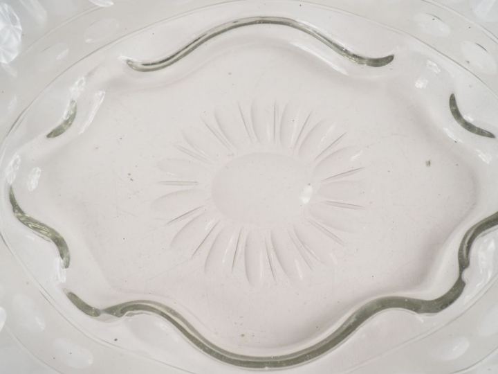 Paire de plats ovales en verre soufflé XVIIIème, décor à la marguerite