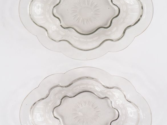 Paire de plats ovales en verre soufflé XVIIIème, décor à la marguerite