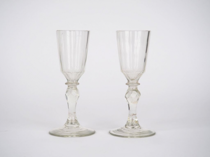 Paire de verres XVIIIème à pans coupés en verre soufflé. H. : 14,5 cm.