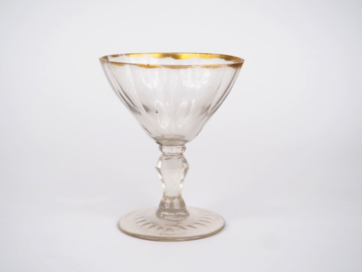 Verre soufflé XVIIIème à décor de liseré doré. H. : 13 cm. (micro égre
