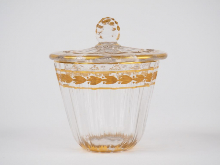 DAMON et DELENTE PARIS. Sucrier en verre soufflé, décor à facettes de 