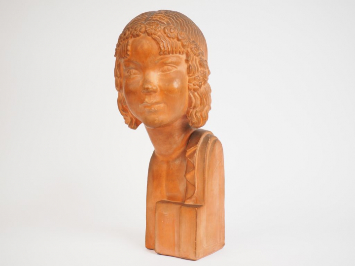 LOUREL.  'Jeune fille à la couronne de fleurs'. Sculpture en terre cui