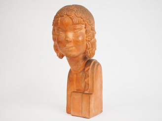 Vente aux enchères LOUREL.  'Jeune fille à la couronne de fleurs'. Sculpture en terre cui