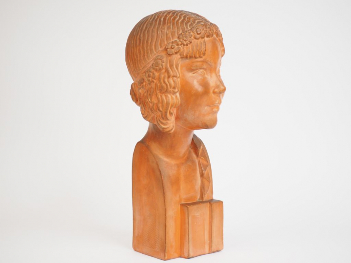 LOUREL.  'Jeune fille à la couronne de fleurs'. Sculpture en terre cui