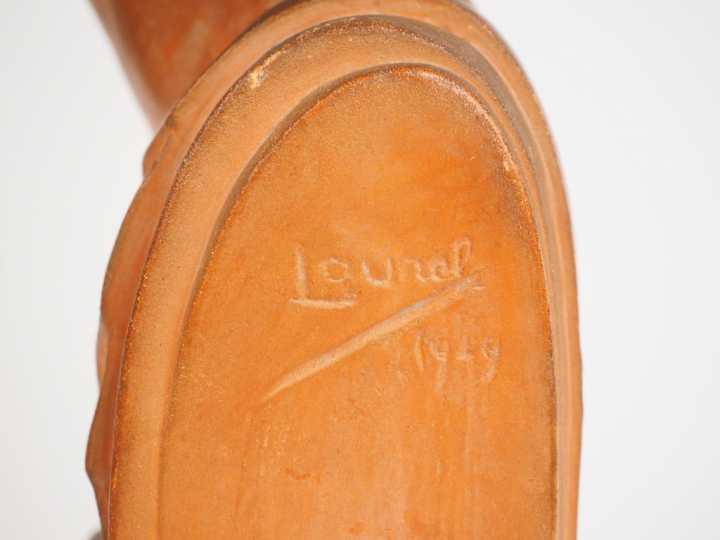 LOUREL.  'Jeune fille à la couronne de fleurs'. Sculpture en terre cui