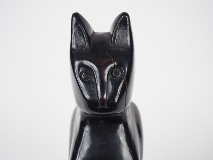Georges SOUTIRAS. 'Chat'. Sculpture en bois noirci, signée. H. : 42,5 