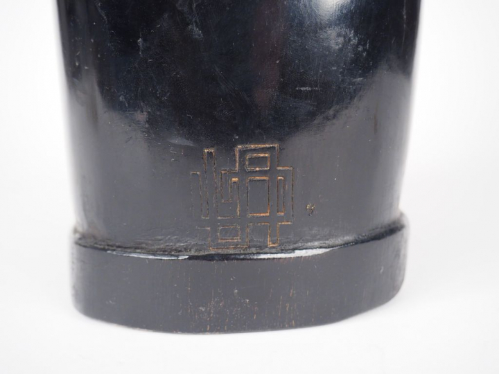 Georges SOUTIRAS. 'Chat'. Sculpture en bois noirci, signée. H. : 42,5 