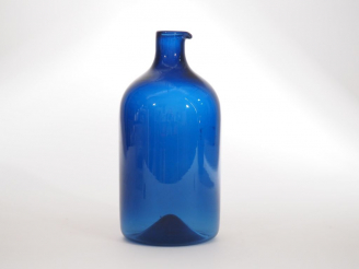 Vente aux enchères TIMO SARPANEVA. Pichet en verre bleu. Signé. H. : 19,5 cm.