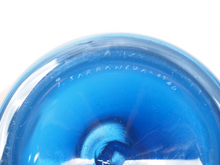 TIMO SARPANEVA. Pichet en verre bleu. Signé. H. : 19,5 cm.