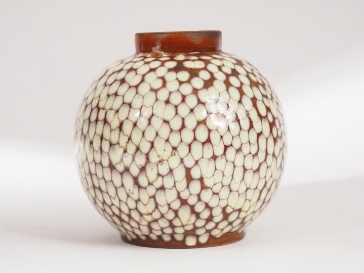 RENOLEAU. Vase boule en céramique tachetée de points blancs sur fond b