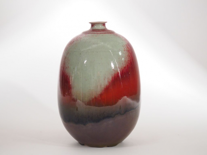 Vase ovoïde en grès rouge et gris. H. : 21,5 cm.