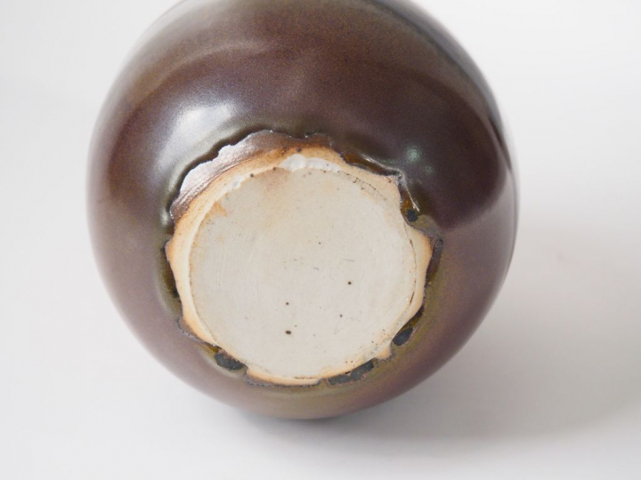 Vase ovoïde en grès rouge et gris. H. : 21,5 cm.