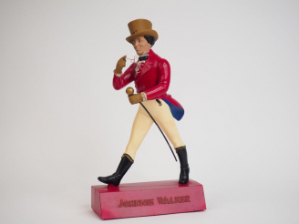 Vente aux enchères Sujet en composition polychrome 'Johnnie Walker'. H. : 40 cm.
