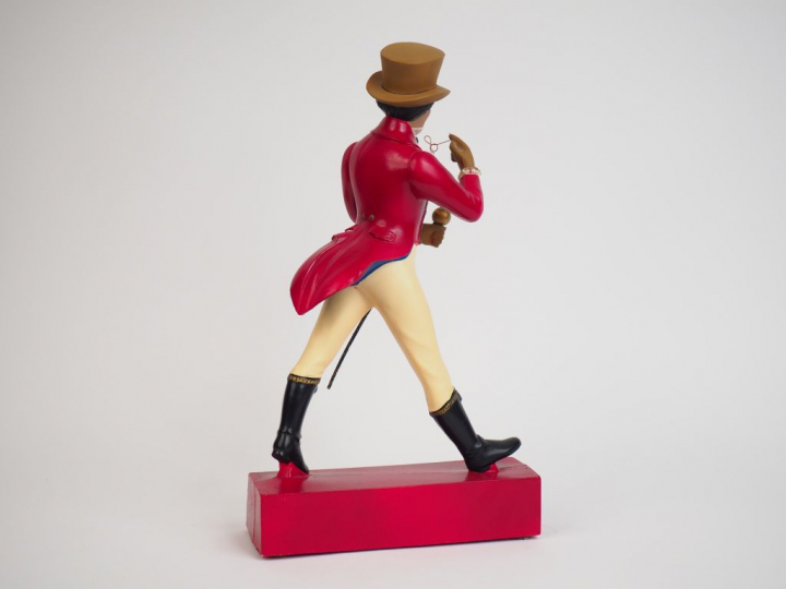 Sujet en composition polychrome 'Johnnie Walker'. H. : 40 cm.