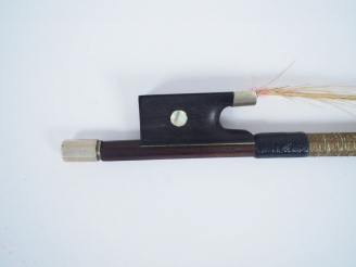 Vente aux enchères Archet signé Tourte.