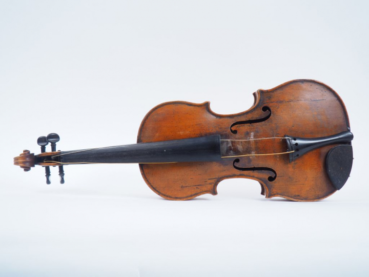 Violon français XIXème. Etiquette apocryphe de Renaudin, tête remplacé