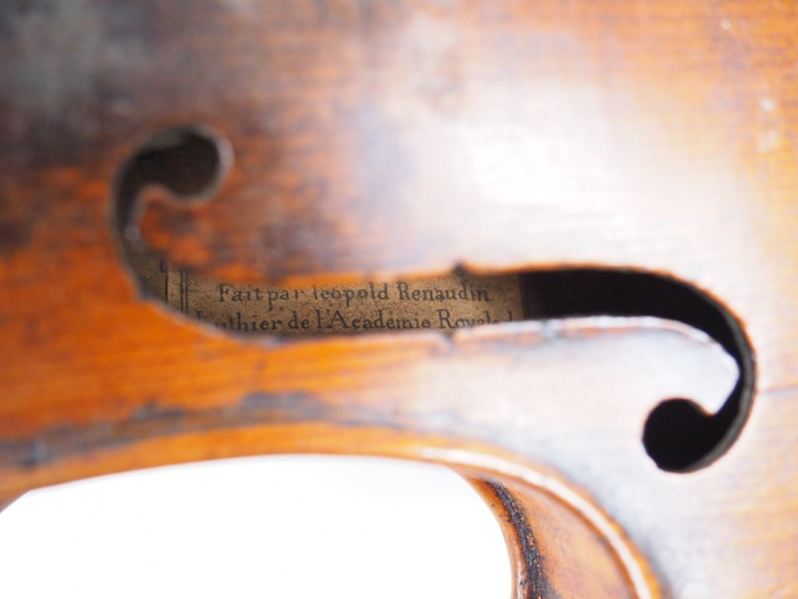 Violon français XIXème. Etiquette apocryphe de Renaudin, tête remplacé